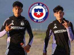 Benjamín Araya y Francisco Marchant con indumentaria de Colo-Colo junto al escudo de la Selección Chilena.