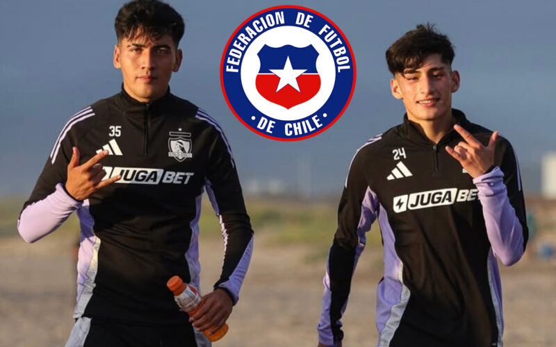 Benjamín Araya y Francisco Marchant con indumentaria de Colo-Colo junto al escudo de la Selección Chilena.