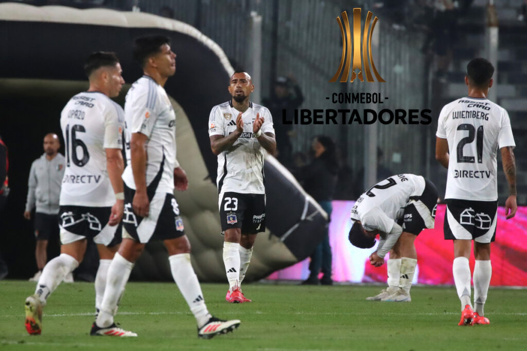 Jugadores de Colo-Colo en cancha junto al símbolo de la Copa Libertadores.