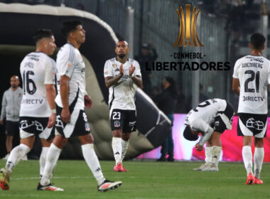 Jugadores de Colo-Colo en cancha junto al símbolo de la Copa Libertadores.