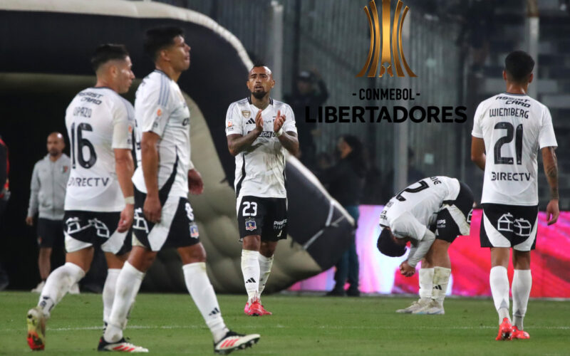 Jugadores de Colo-Colo en cancha junto al símbolo de la Copa Libertadores.