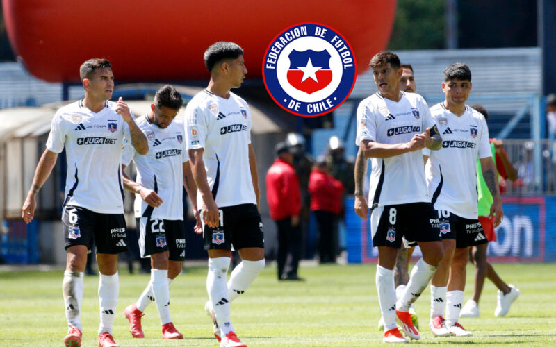 Jugadores de Colo-Colo sobre la cancha junto al escudo de la Selección Chilena.