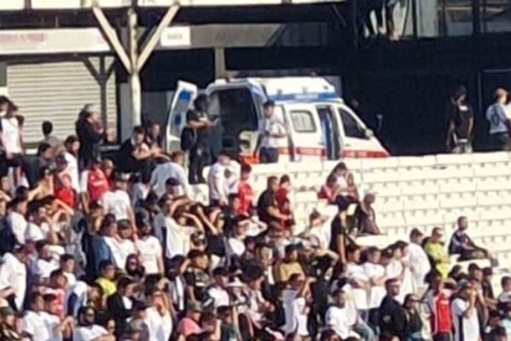 Ambulancia en el sector Cordillera del Estadio Monumental.