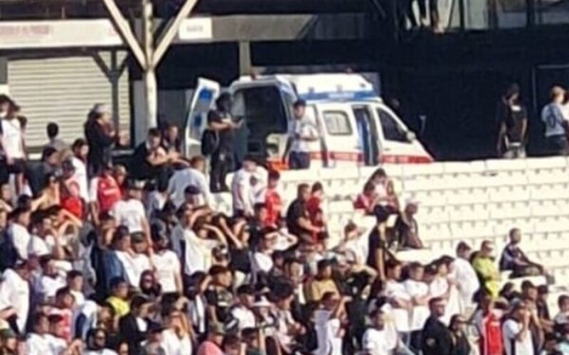 Ambulancia en el sector Cordillera del Estadio Monumental.
