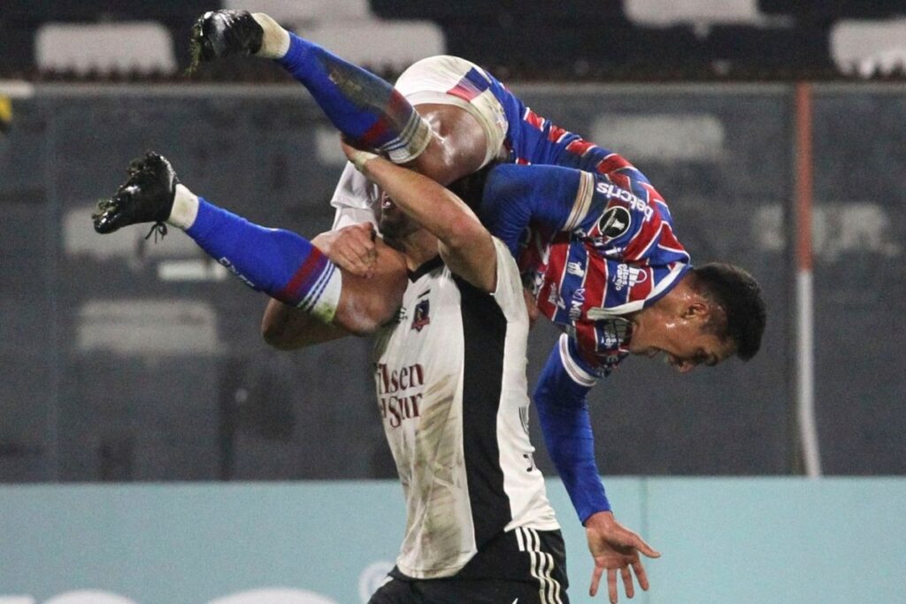 Maximiliano Falcon disputa el balón contra Robson de Fortaleza.