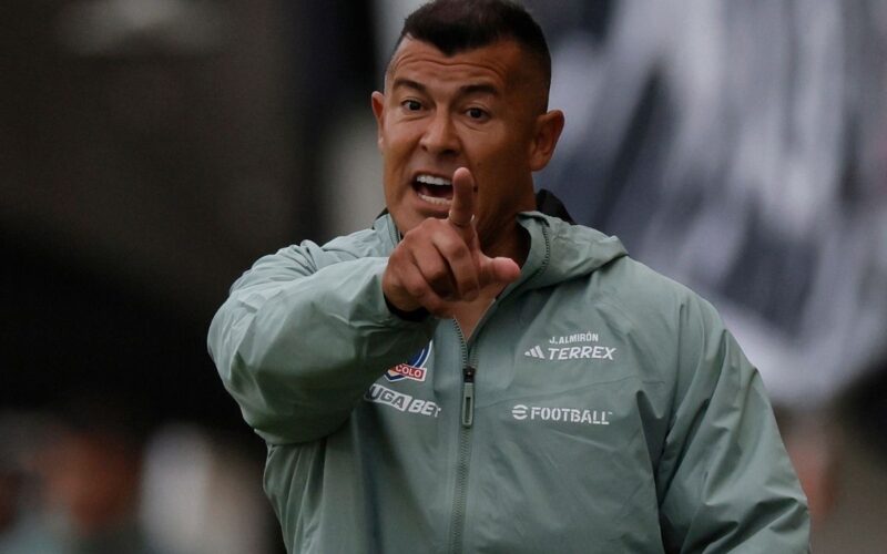Jorge Almirón en el duelo de Colo-Colo frente a Unión San Felipe.