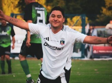 Manuel Neira celebra un gol frente a la Selección Lacustre por la Gira Centenario.