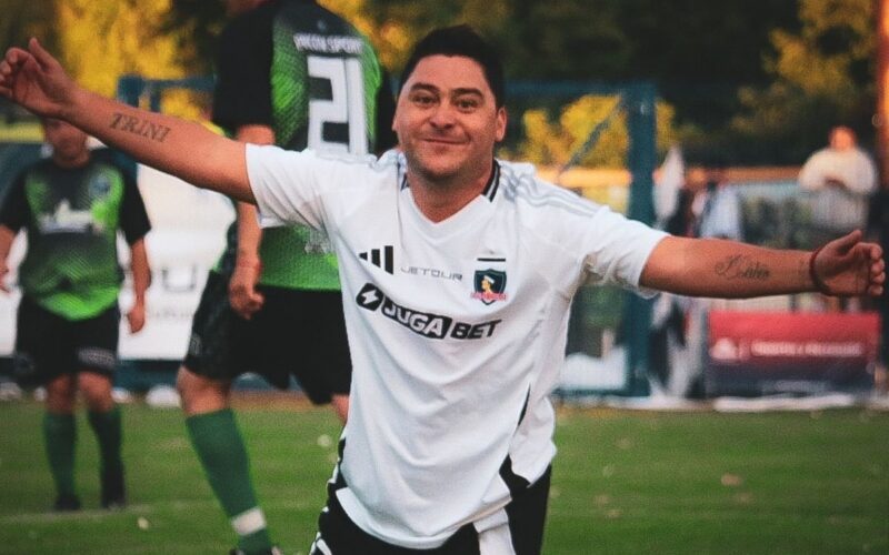 Manuel Neira celebra un gol frente a la Selección Lacustre por la Gira Centenario.