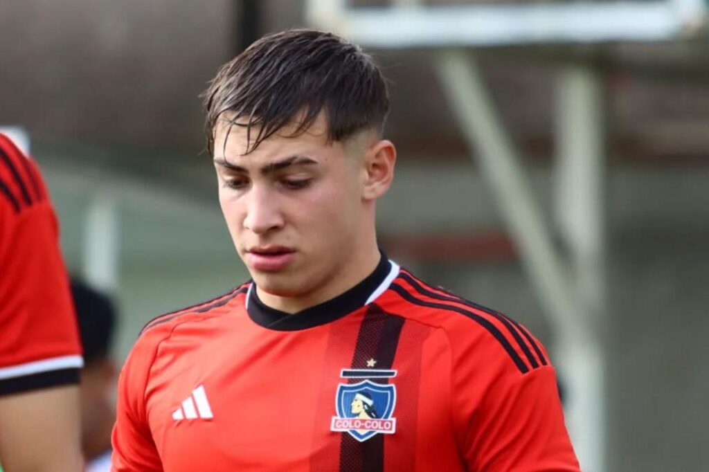 Fidel Tourn con la camiseta de Colo-Colo.