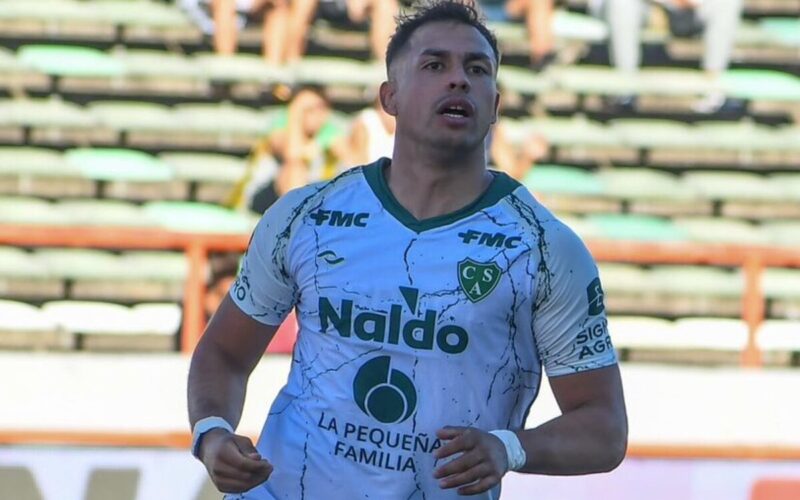 Primer plano de Iván Morales con la camiseta de Sarmiento de Junín.