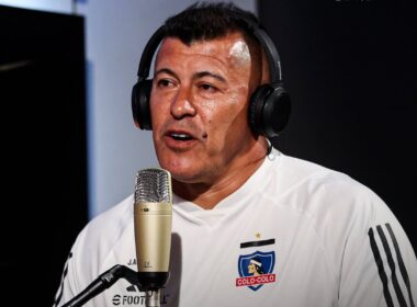 Primer plano de Jorge Almirón con la camiseta de Colo-Colo.