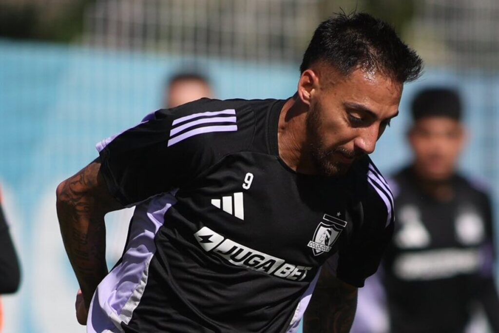 Primer plano de Javier Correa entrenando en Colo-Colo.