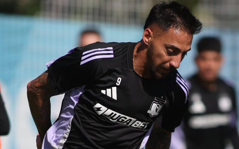 Primer plano de Javier Correa entrenando en Colo-Colo.