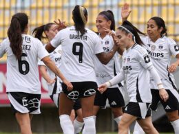 Jugadoras de Colo-Colo Femenino celebrando un gol frente a Everton de Viña del Mar.