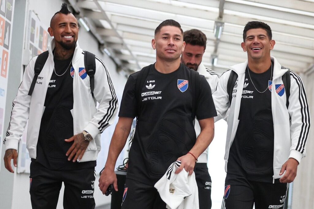 Jugadores de Colo-Colo sonriendo.