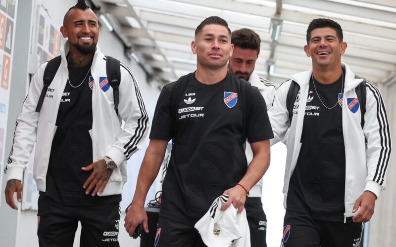 Jugadores de Colo-Colo sonriendo.