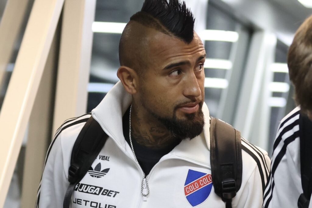 Primer plano de Arturo Vidal con indumentaria de los 100 años de Colo-Colo.