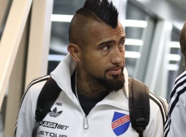 Primer plano de Arturo Vidal con indumentaria de los 100 años de Colo-Colo.