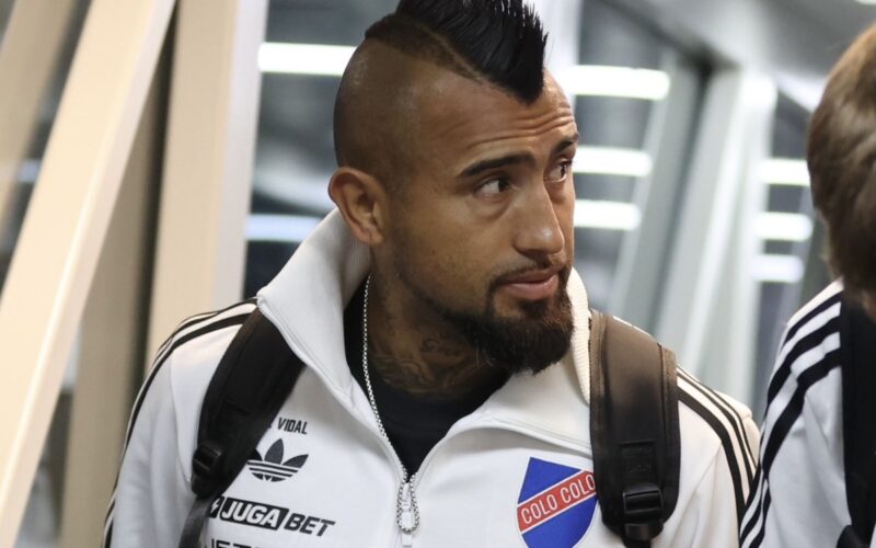 Primer plano de Arturo Vidal con indumentaria de los 100 años de Colo-Colo.