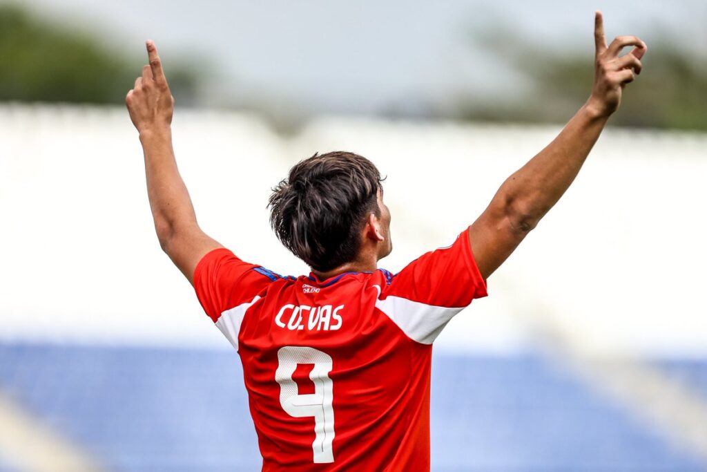 Yastin Cuevas celebrando un gol por la Selección Chilena Sub 17.