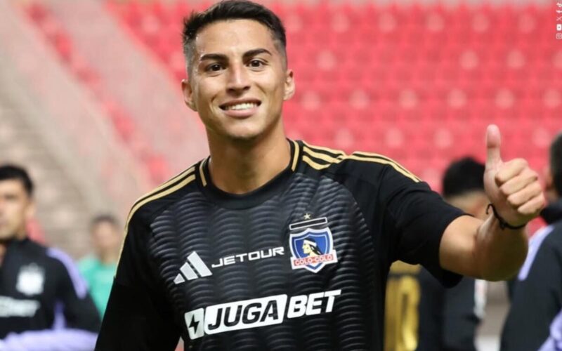 Jonathan Villagra con la camiseta negra de Colo-Colo.
