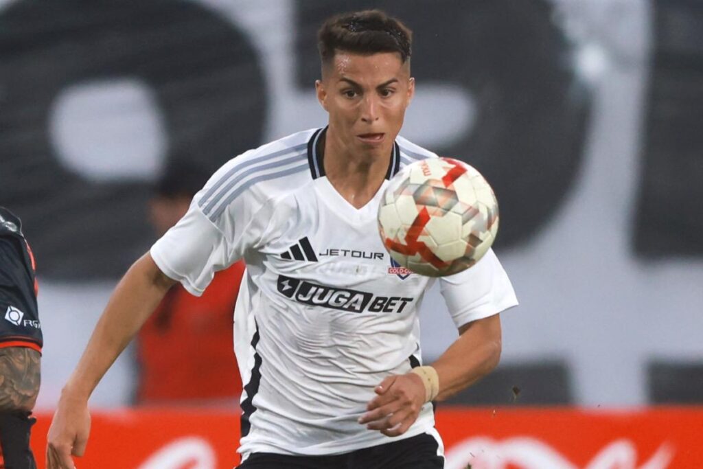 Jonathan Villagra con camiseta de Colo-Colo.