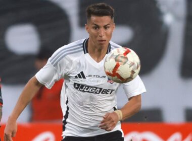 Jonathan Villagra con camiseta de Colo-Colo.