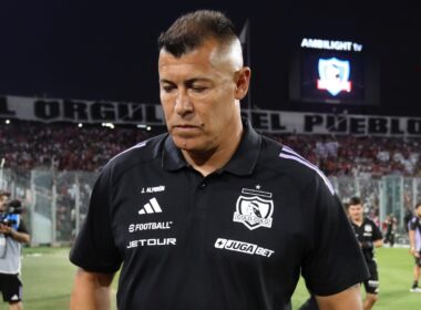 Jorge Almirón con indumentaria de Colo-Colo en el Estadio Monumental.