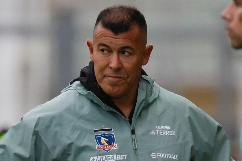 Jorge Almirón con indumentaria de Colo-Colo.