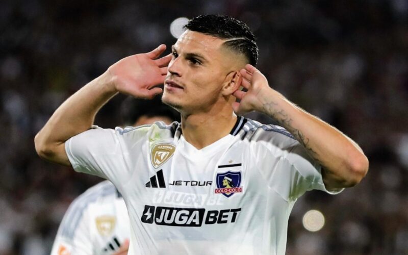 Lucas Cepeda celebrando un gol con Colo-Colo.