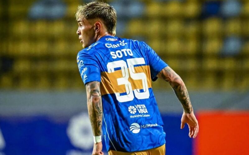 Lucas Soto con la camiseta de Everton de Viña del Mar.