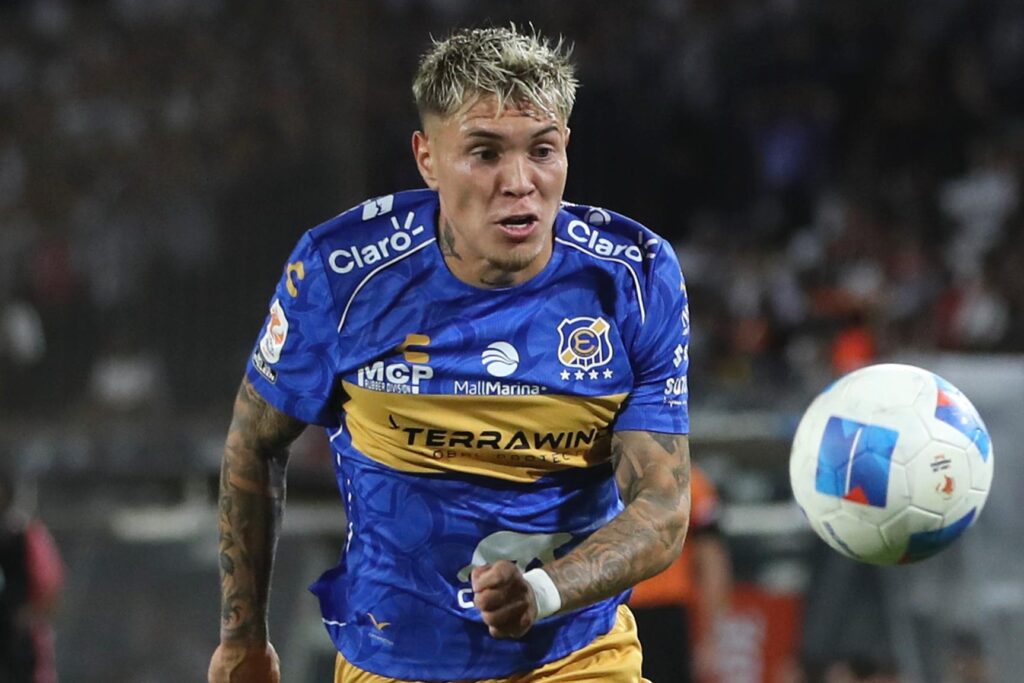 Lucas Soto con la camiseta de Everton de Viña del Mar.