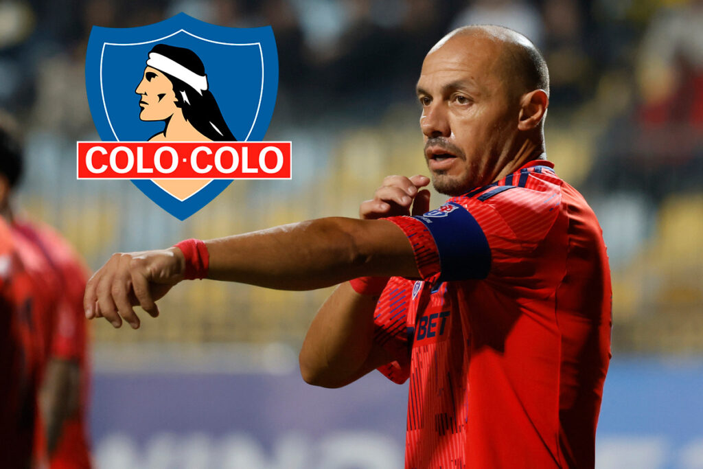 Primer plano de Marcelo Díaz con camiseta de Universidad de Chile, junto a escudo de Colo-Colo.