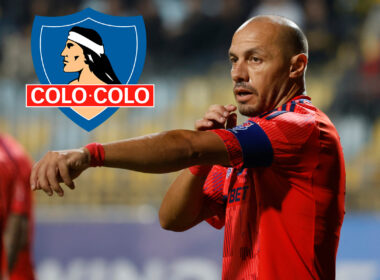 Primer plano de Marcelo Díaz con camiseta de Universidad de Chile, junto a escudo de Colo-Colo.