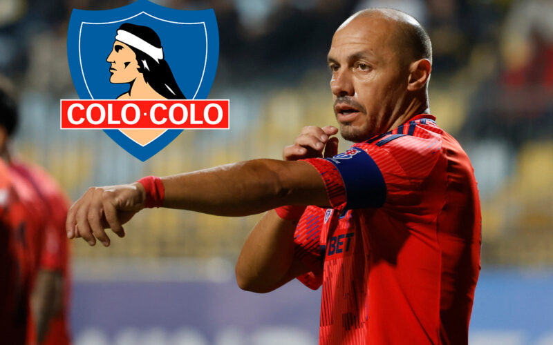 Primer plano de Marcelo Díaz con camiseta de Universidad de Chile, junto a escudo de Colo-Colo.