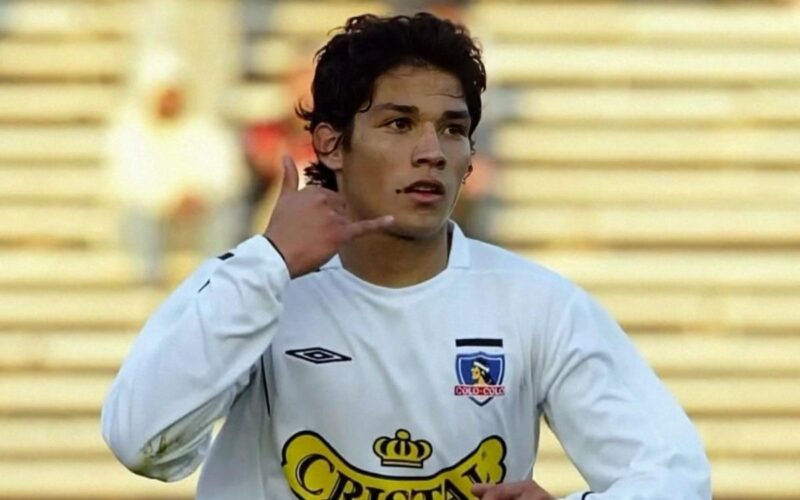 Matías Fernández con la camiseta de Colo-Colo celebrando un gol.