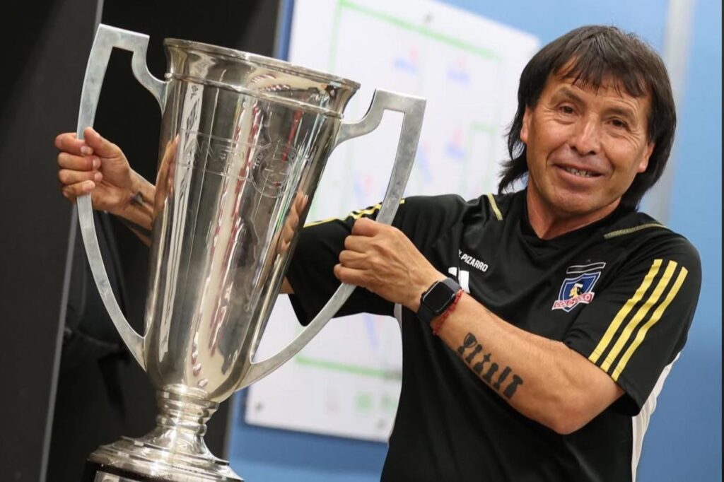 Nelson Pizarro con el trofeo de la estrella 34.