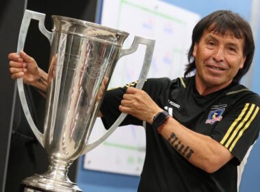 Nelson Pizarro con el trofeo de la estrella 34.