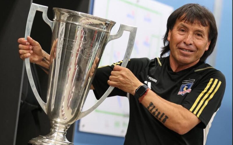 Nelson Pizarro con el trofeo de la estrella 34.