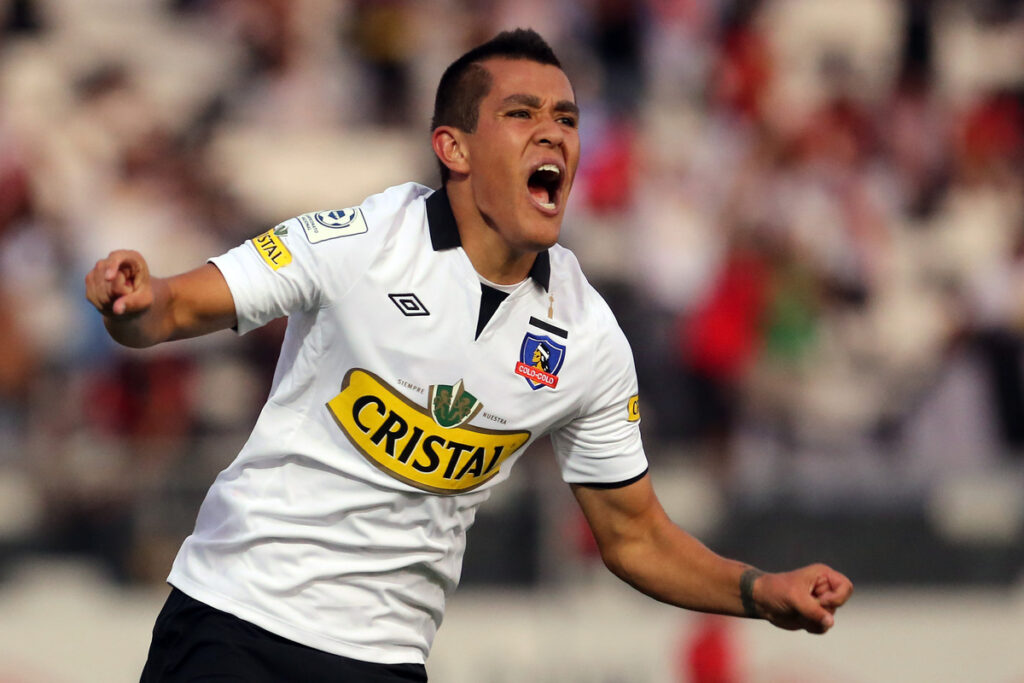 Carlos Muñoz celebrando un gol por Colo-Colo.