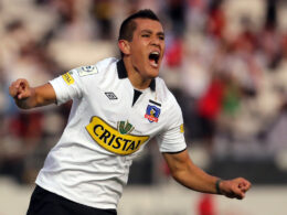 Carlos Muñoz celebrando un gol por Colo-Colo.