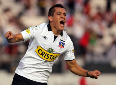 Carlos Muñoz celebrando un gol por Colo-Colo.