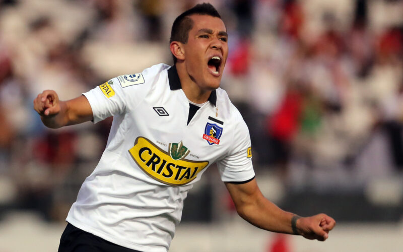 Carlos Muñoz celebrando un gol por Colo-Colo.
