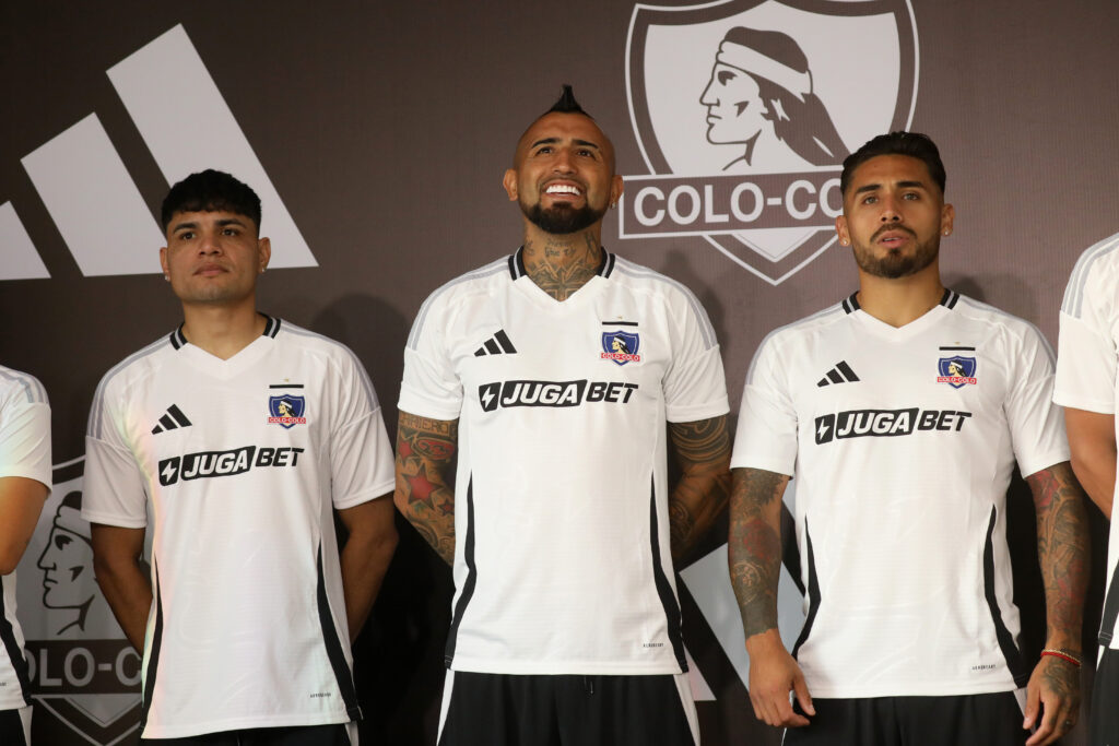 Futbol, Presentacion camiseta de Colo Colo. Colo Colo presentan la camiseta de la para la temporada 2025. Santiago, Chile. 8/1/2023 Javier Salvo/Photosport Football, Colo Colo shirt presentation. Colo Colo presents the jersey for the 2025 season. Santiago, Chile. 8/1/2023 Javier Salvo/Photosport