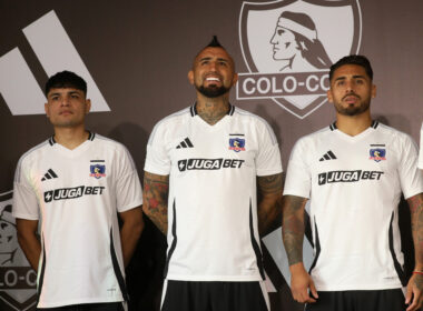 Futbol, Presentacion camiseta de Colo Colo. Colo Colo presentan la camiseta de la para la temporada 2025. Santiago, Chile. 8/1/2023 Javier Salvo/Photosport Football, Colo Colo shirt presentation. Colo Colo presents the jersey for the 2025 season. Santiago, Chile. 8/1/2023 Javier Salvo/Photosport