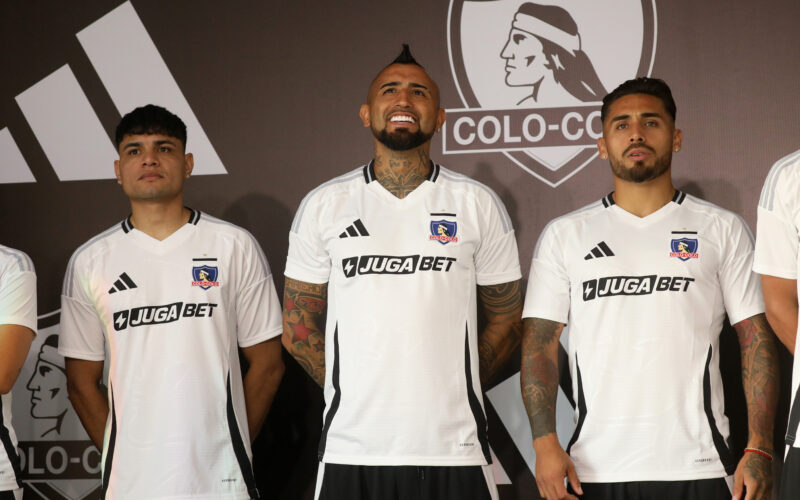Futbol, Presentacion camiseta de Colo Colo. Colo Colo presentan la camiseta de la para la temporada 2025. Santiago, Chile. 8/1/2023 Javier Salvo/Photosport Football, Colo Colo shirt presentation. Colo Colo presents the jersey for the 2025 season. Santiago, Chile. 8/1/2023 Javier Salvo/Photosport