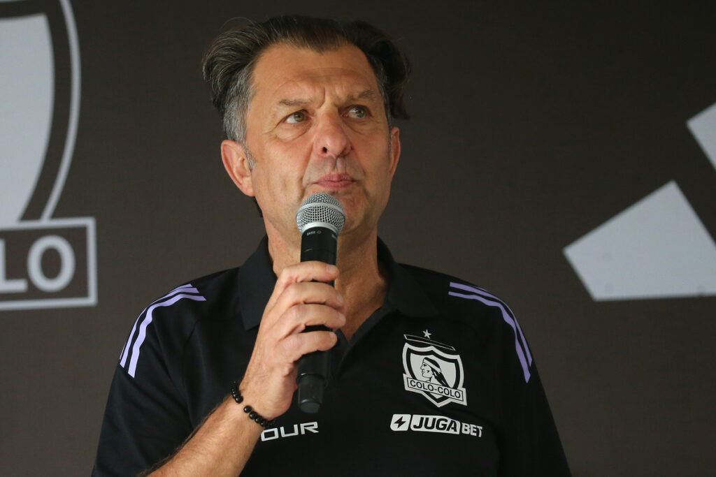 Primer plano de Aníbal Mosa con la camiseta de Colo-Colo.