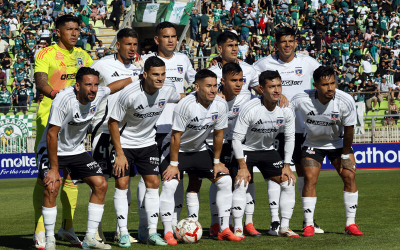 Jugadores de Colo-Colo formados para la foto oficial en el partido frente a Santiago Wanderers.