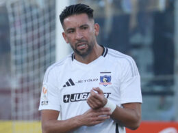 Mauricio Isla con la camiseta de Colo-Colo.