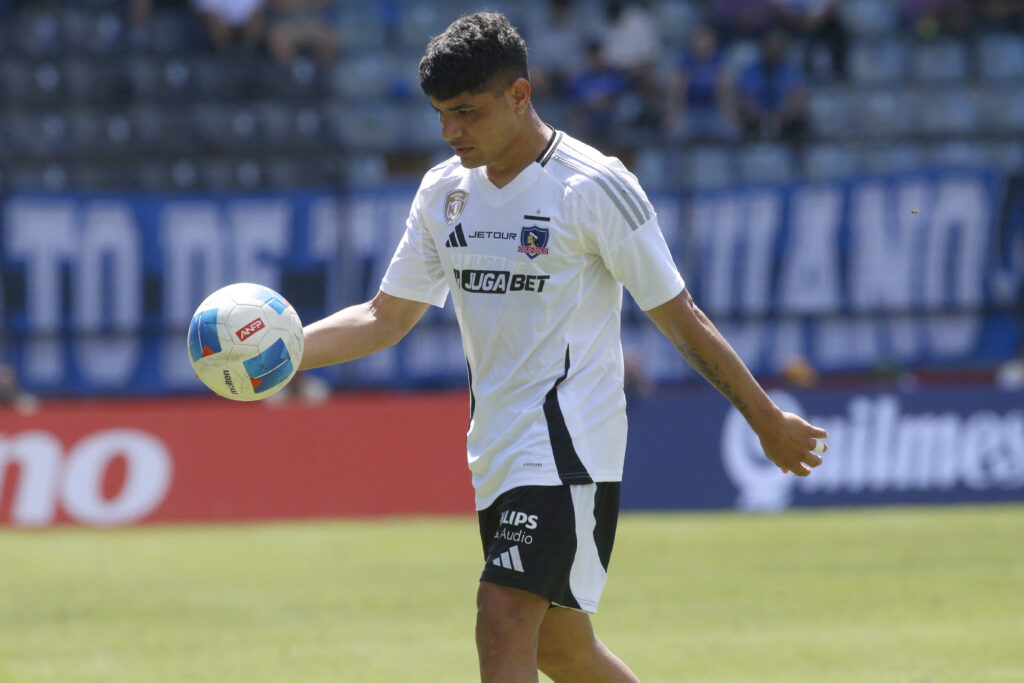 Claudio Aquino marca su primer gol con Colo-Colo por un penal frente a Huachipato.